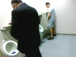 CRUISING PAJA EN EL BAÑO PUBLICO - PUBLIC HIDDEN.mp4
