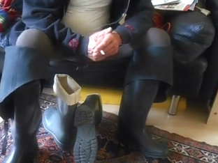 nlboots - waders on sofa