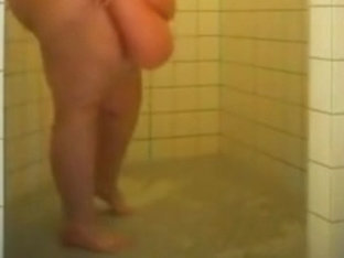 Gordito en la ducha 2